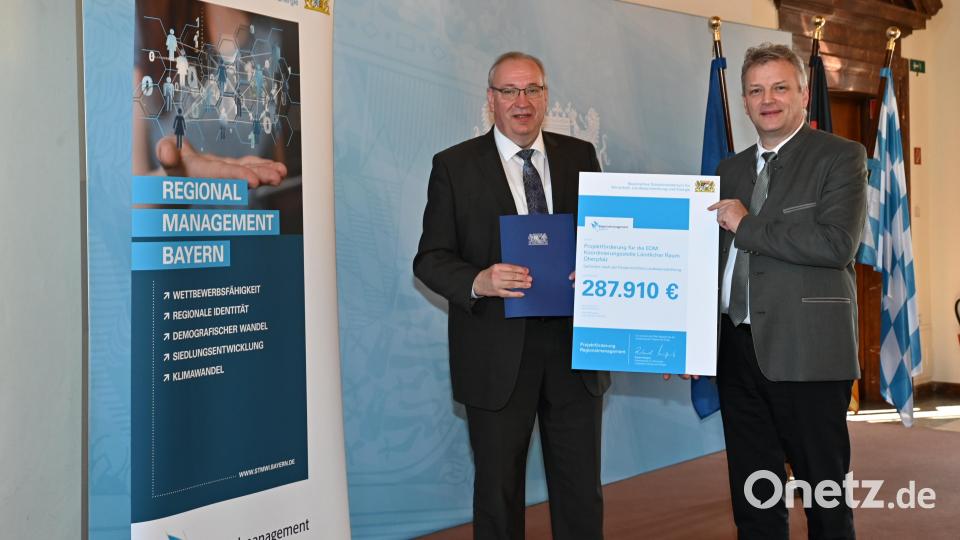 Staatssekretär Roland Weigert überreichte Bezirkstagspräsident Franz Löffler den Förderbescheid für die EDM Oberpfalz. Bild: StMWi/R.Poss