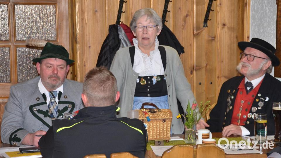 Goldbachtaler-Vorsitzender Bernhard Stich sowie Christa und Wilhelm Binner (hinten von links) vom Weidener Trachtenverein „d’Altbairische“ informierten über das geplante Deutsche Trachtenfest im Juni in Bruck. Bild: ak