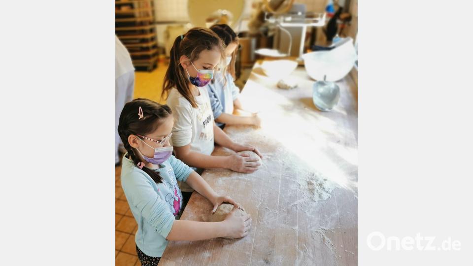 Mächtig Spaß machte den Kindern das Formen eines Brotteiges. Bild: gz