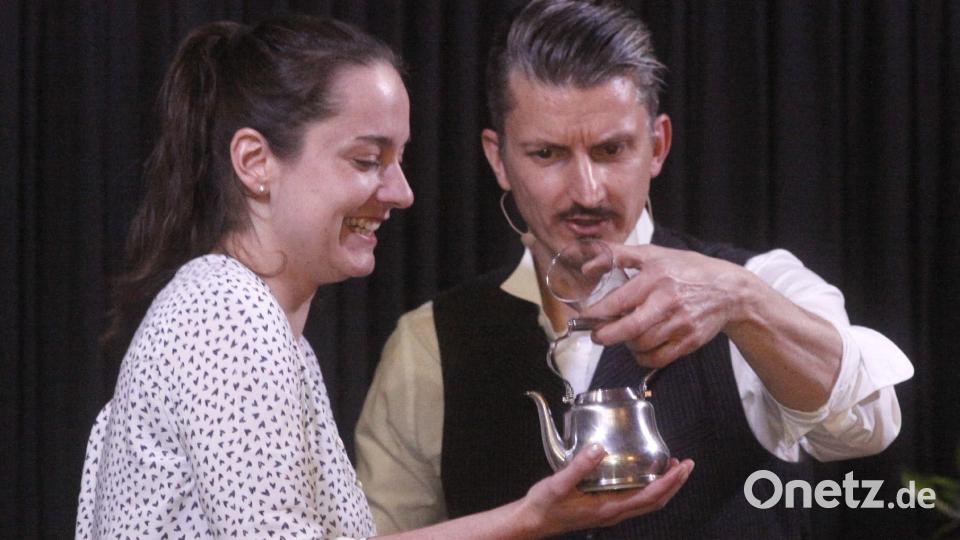 Der Teekessel erwärmte sich in der Hand der jungen Dame. Der Magier servierte daraus heißen Kaffee. Bild: Hirsch