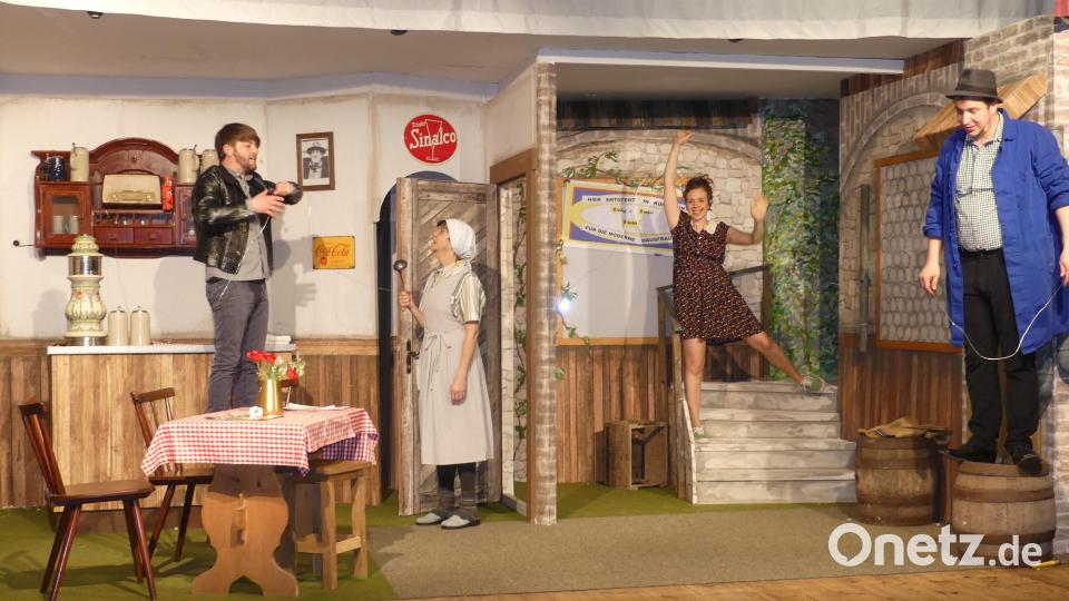 Ein begeistertes Publikum erlebte die ersten Aufführungen des Volksstücks &quot;A Flascherl vom Glück&quot; im Neukirchner Hof. Bild: rtw