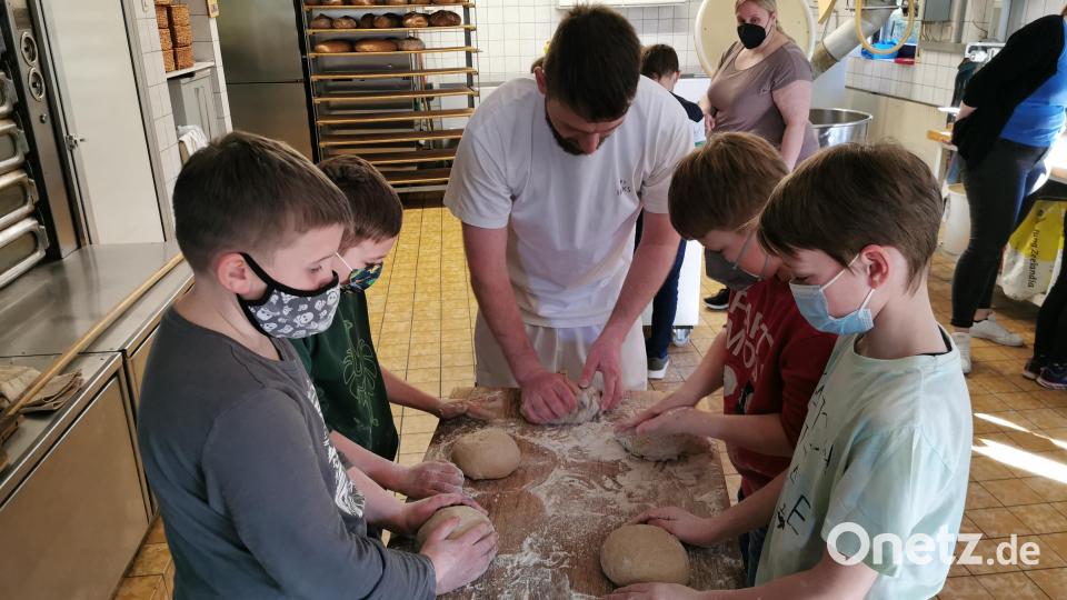 Bäcker Matthias Karl knetete und formte mit den Kindern den Brotteig. Bild: gz
