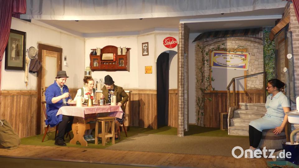 Ein begeistertes Publikum erlebte die ersten Aufführungen des Volksstücks &quot;A Flascherl vom Glück&quot; im Neukirchner Hof. Bild: rtw