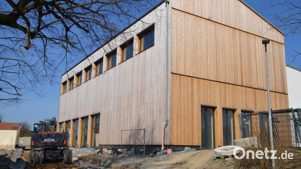 Die Generalsanierung des Bürgerhauses mit darüber liegender Turnhalle steht kurz vor dem Abschluss. Die Außenanlagen samt barrierefreiem Zugang werden gebaut. Damit steht dem Theaterspiel im Herbst nichts mehr im Wege. Bild: ak