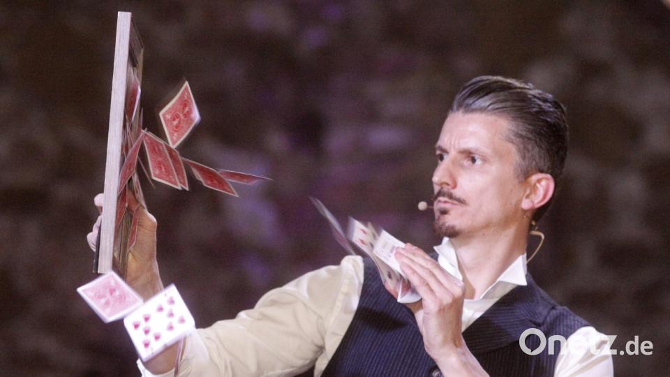 Wolfgang Moser gilt als Meister der Kartenzauberei. Bei seiner Show auf Schloss Guteneck gab er einige Kostproben. Bild: Hirsch