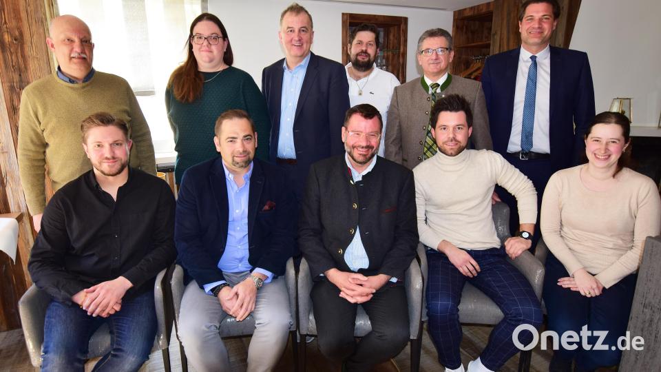 Der neue Vorstand des Dehoga-Kreisverbands Amberg-Sulzbach: (von links, sitzend) Michael Lier, Mathias Seliger, Norbert Stöckl, Nicolas Luber, Christine Lotter, (von links, stehend) Peter Pesold, Susanne Richthammer, Hans-Jürgen Nägerl, Andreas Laurer, Andreas Brunner und Thomas Geppert. Bild: no