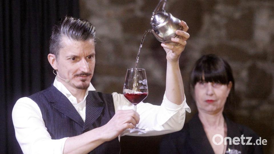 Magier Wolfgang Moser kann Wasser nicht nur in Wein, sondern auch in Bier verwandeln. Bild: Hirsch