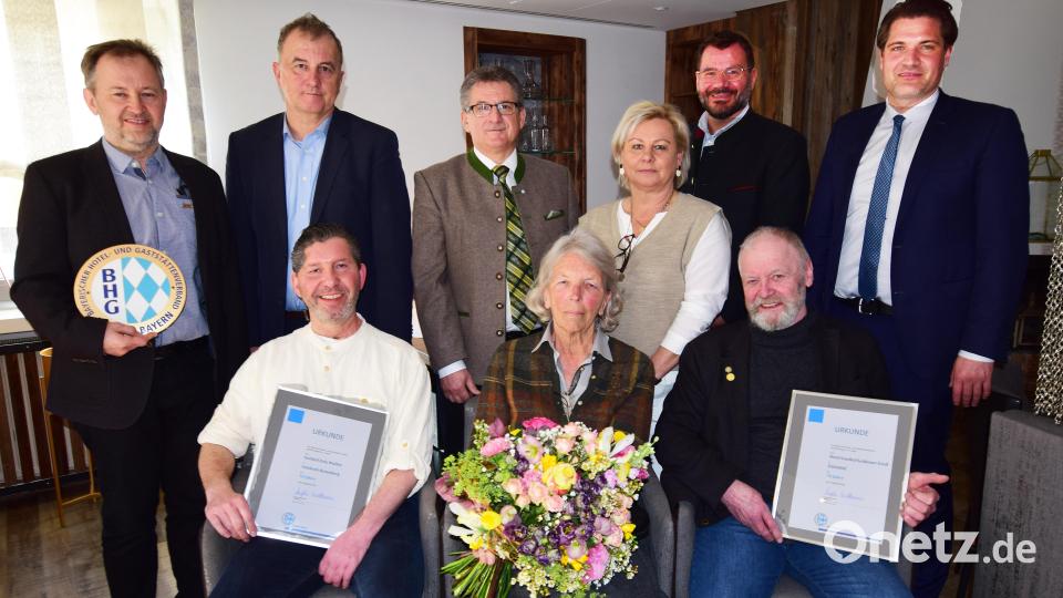 Langjährige Mitglieder erhielten ebenso Ehrungen wie ausscheidende Vorstandsmitglieder: (von links, sitzend): Klaus Luber, Ute Schatz, Hans-Rainer Heldrich, (von links, stehend) Stefan Rehaber, Hans-Jürgen Nägerl, Andreas Brunner, Birgit Luber, Norbert Stöckl und Thomas Geppert. Bild: no