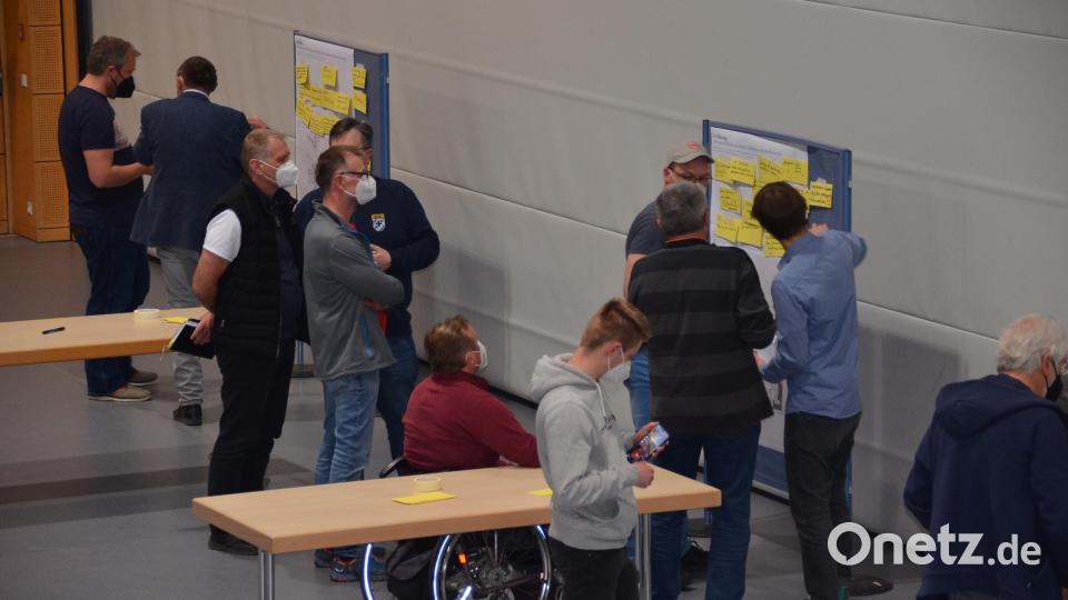 Beim ISEK-Zukunftsforum in der Sportarena arbeiteten die Bürger Vorschläge aus, wie sie sich in Zukunft die Gemeinde Speichersdorf vorstellen. Bild: ak
