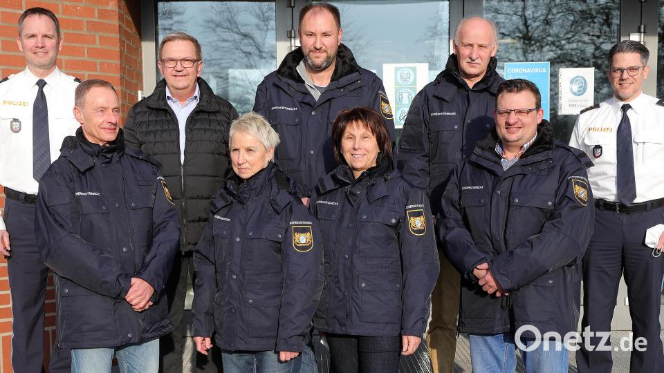 Die neuen Sicherheitswächter mit Polizeisprecher Klaus Brunner, Bürgermeister Martin Preuß (hinten, von links) und Polizeidirektor Thomas Lachner (rechts). Bild: Wolfgang Steinbacher
