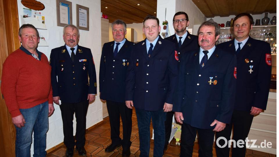 Nach der Kommandantenwahl bei der Feuerwehr Dietersberg: (von links) Gemeinderat Werner Englhard, Kreisbrandrat Fredi Weiß, der wiedergewählte Vize Ernst Herbst, der neue Kommandant Leander Strobel, Kreisbrandmeister Thorsten Jobst, Vorsitzender Erwin Pirner und der scheidende Kommandant Eberhard Luber. Bild: no