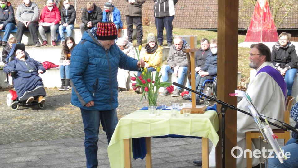 Mit jeder vorgetragenen Fürbitte kam eine weitere Tulpe dazu und ließ den Strauß wachsen. Bild: Regens Wagner Michelfeld/exb