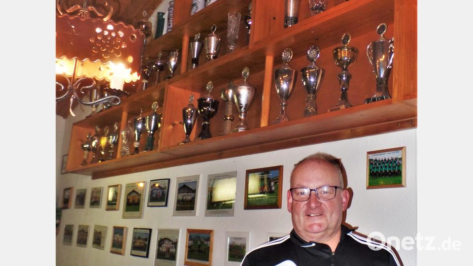 In den letzten 20 Jahren sammelte der Sportverein Kohlberg-Röthenbach unter der Vorstandschaft von Thomas Knöbl Pokale bis unter die Decke des Vereinsheims. Bild: jml