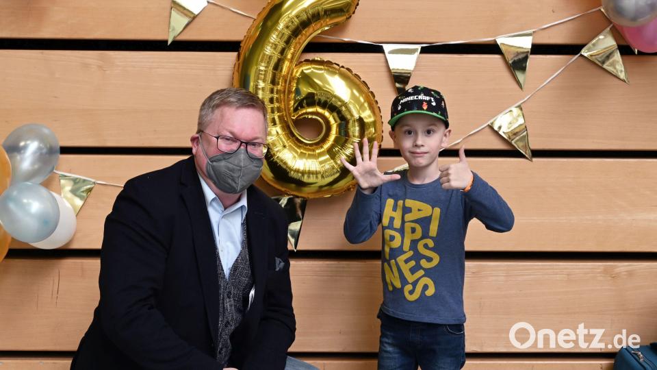 Oleh ist jetzt sechs Jahre alt. Seinen Geburtstag feierte er am Donnerstag in der Amberger Notunterkunft. Oberbürgermeister Michael Cerny kam mit Geschenken vorbei und gratulierte dem jungen Mann aus der Ukraine. Bild: Susanne Schwab