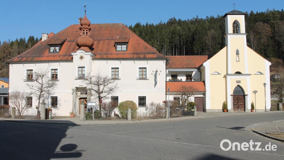 Das ehemalige Hammerschloss mit Kirche steht längst im Eigentum der Familie Maurer. Bild: pi
