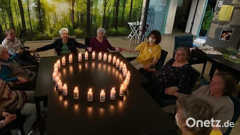 Senioren und Pflegerinnen beteten gemeinsam das Vater Unser. An dieses Gebet konnten sich alle Tagespflege-Gäste trotz Demenzerkrankung erinnern. Bild: Tagespflege Sonnenschein