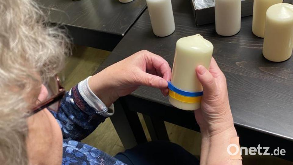 Die Kerzen hatten sie zuvor gemeinsam gebastelt, weil sich eine Dame daran erinnerte, in ihrer Kindheit im Bunker im Kerzenschein gebetet zu haben. Bild: Tagespflege Sonnenschein