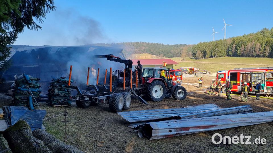 Am Samstagmorgen brannte in Schleißdorf ein landwirtschaftliches Gebäude komplett nieder. Bild: Kreisbrandinspektion AS/exb