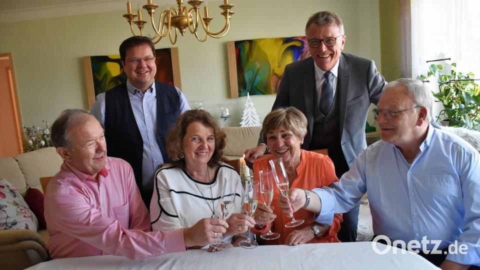 Lothar und Marianne Wolfrum feierten ihre Goldene Hochzeit gemeinsam mit ihren besten Freunden Helmut und Inge Bober (sitzend, von links). Das Kölner Ehepaar hat vor 50 Jahren am gleichen Tag geheiratet. Zum Ehejubiläum gratulierten Sohn Robert Wolfrum und Bürgermeister Franz Stahl (hinten, von links). Bild: ubb