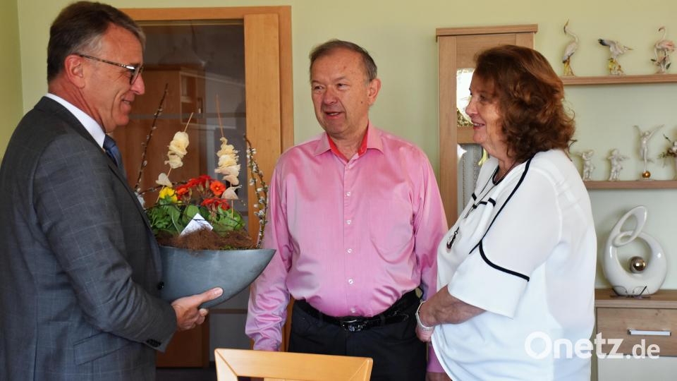 Bürgermeister Franz Stahl schenkte dem Jubelpaar, Lothar und Marianne Wolfrum (von links) zur Goldenen Hochzeit ein buntes Frühlingsblumengesteck. Bild: ubb