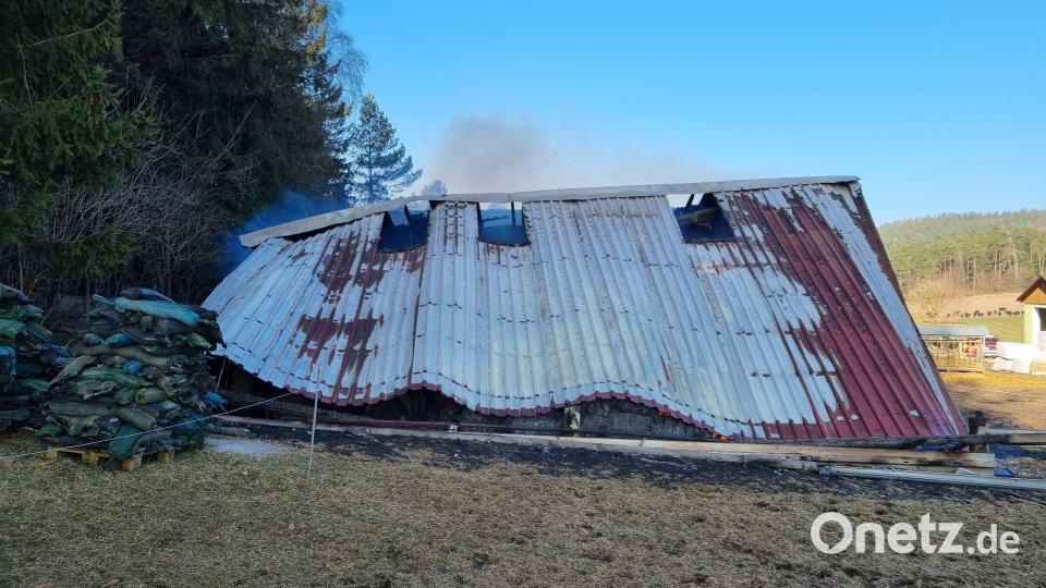 Am Samstagmorgen brannte in Schleißdorf ein landwirtschaftliches Gebäude komplett nieder. Bild: Kreisbrandinspektion AS/exb
