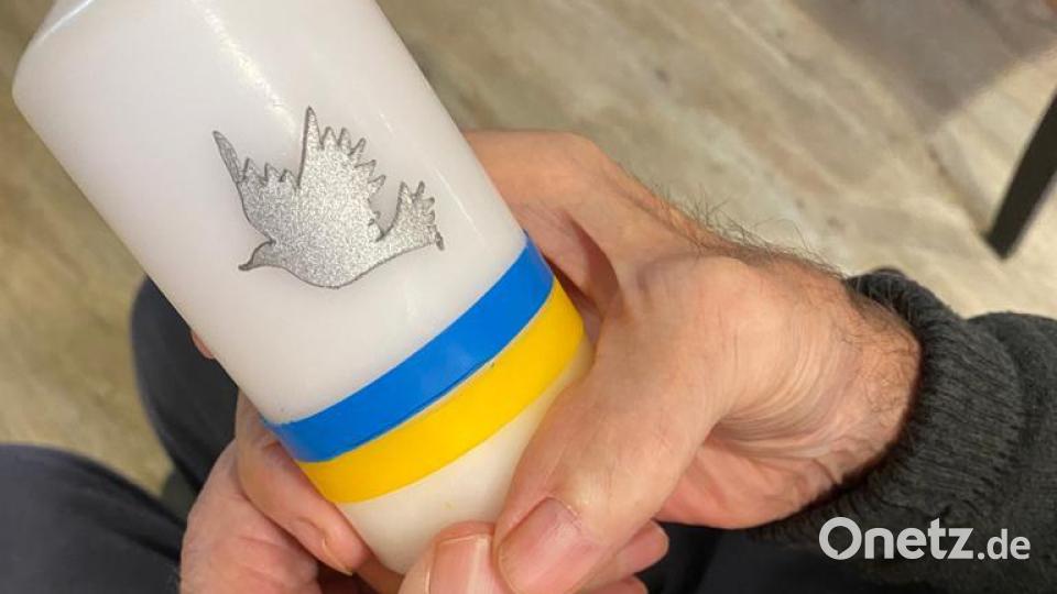 Die Gäste der Tagespflege Sonnenschein in Weiden bastelten diese Hoffnungskerzen und beteten, um schlimme Erinnerungen an eigene Kriegserlebnisse zu verarbeiten. Bild: Tagespflege Sonnenschein
