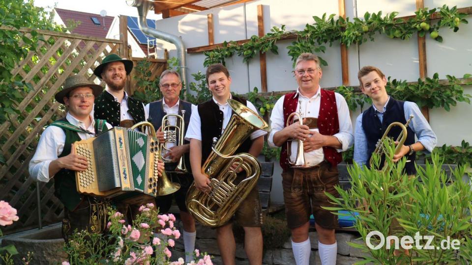 Für gute Laune sorgen D’Lang Boum bei der diesjährigen Ausgabe von &quot;Blech &amp; Frech&quot; am Ostermontag im ACC. Bild: Kulturamt Amberg/exb