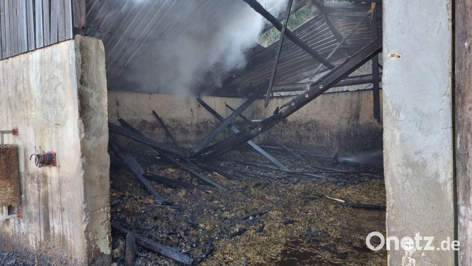 Am Samstagmorgen brannte in Schleißdorf ein landwirtschaftliches Gebäude komplett nieder. Bild: Kreisbrandinspektion AS/exb