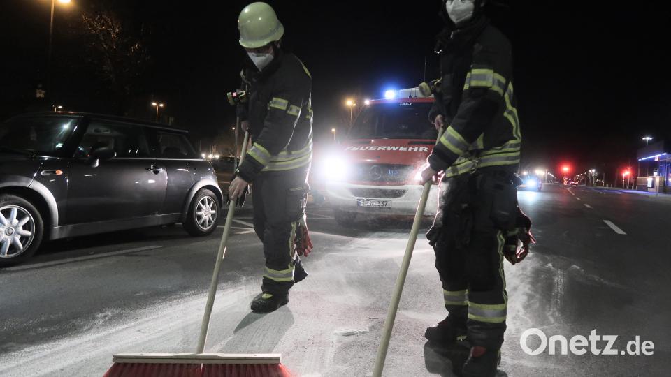 Auch das Beseitigen von Ölspuren gehörte 2021 zu den Aufgaben der Freiwilligen Feuerwehren. Bild: Kunz