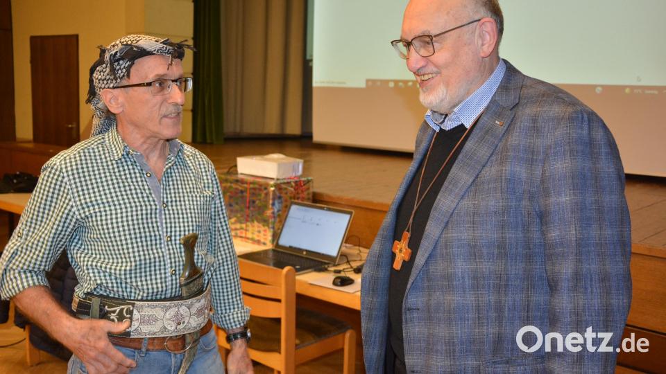 Dr. Siegfried Steinkohl (links) referierte beim zweiten Vortragsabend des Mitterteicher Glaubensseminars. In Erinnerung an seinen Besuch im Jemen im Jahr 2009 setzte er zur Demonstration einen original jemenetischen Turban auf und zeigte einen typischen Gürtel mit Dolch. Stadtpfarrer Anton Witt freute sich über den Auftritt des Gastreferenten. Bild: jr