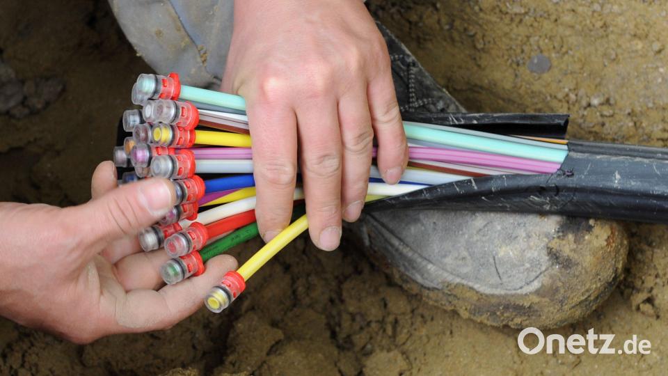 Der Glasfaserausbau auf eigenwirtschaftlicher Basis sorgt für Zündstoff bei der Sitzung des Vilsecker Stadtrats. Im Kreuzfeuer: Bürgermeister Hans-Martin Schertl. Symbolbild: Peter Kneffel/dpa