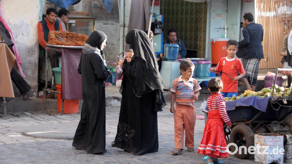 Szene auf einem Markt in der Hauptstadt Sanaa. Bild: Dr. Siegfried Steinkohl/exb