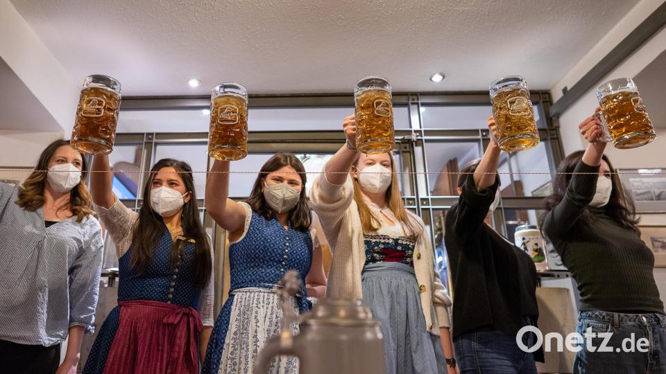 Starke Leistungen der Damen beim Masskrugstemmen. Bild: Michael Sperber/exb