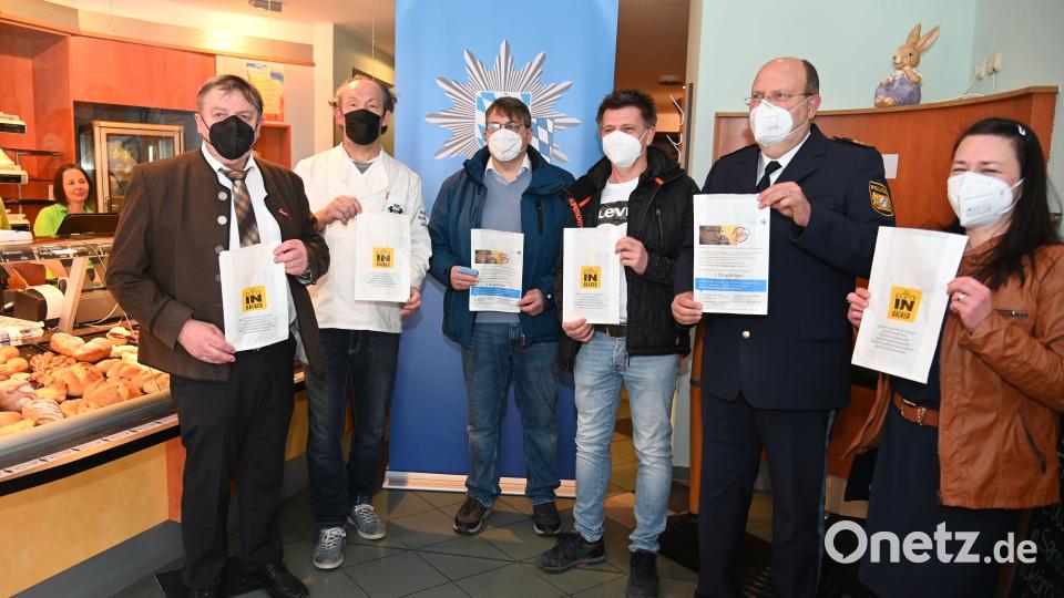 Gemeinsam mit der Polizei stellten die Oberpfälzer Bäcker-Innungen ihre mit Warnhinweisen bedruckten Einkaufstüten vor (von links): Kreishandwerksmeister Hans Weber, Innungsobermeister Alfred Schuller (Bäckerinnung Amberg-Sulzbach), Christian Glaab und Kurt Scherl, die Obermeister der Bäckerinnung Schwandorf, Polizeipräsident Norbert Zink und Stefanie Lehmeier, die Obermeisterin der Bäckerinnung Neumarkt. Bild: gf