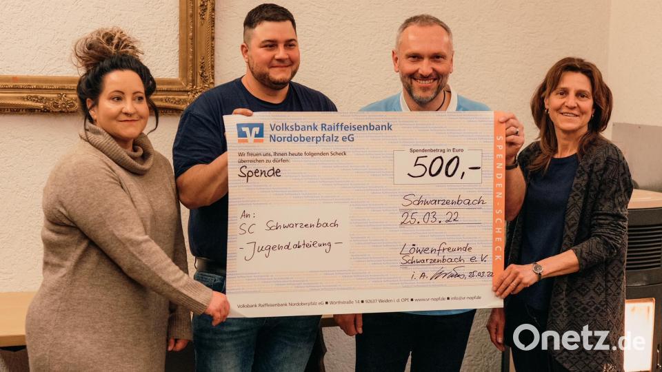 Der wiedergewählte Vorsitzende Florian Stefan und Kassier Markus Kraus übergeben eine Spenden an die Vertreterinnen des SC Schwarzenbach, Melanie Haslop (links) und Martina Breundl (rechts). Bild: rs