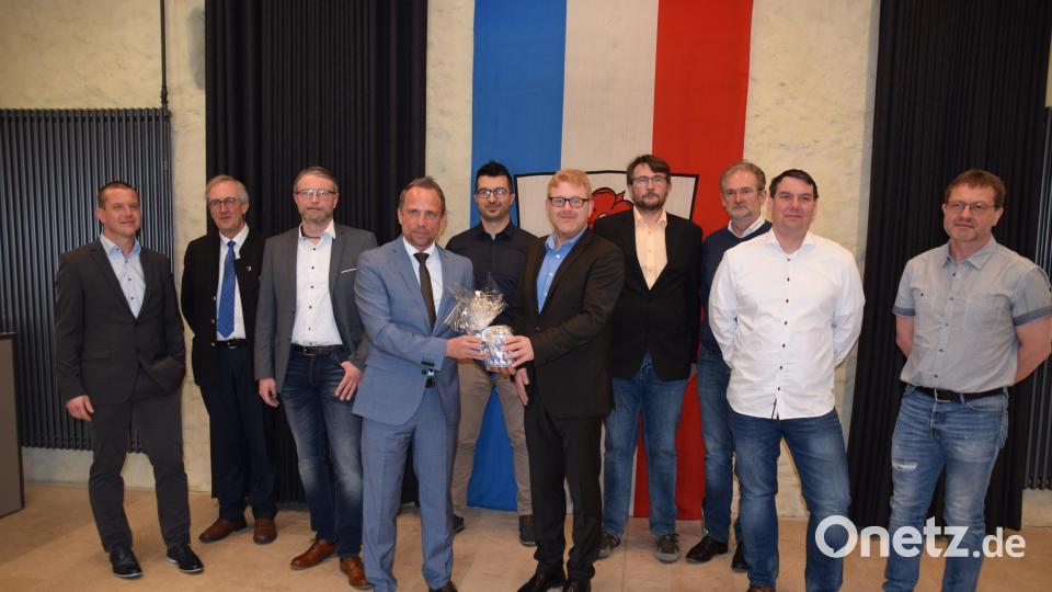 Der Königsteiner Marktrat mit Minister Thorsten Glauber (vorne links, mit Bürgermeister Bernhard Köller bei der Geschenkübergabe) und dem neu gewählten Bürgermeister Jörk Kaduk (links), der am 1. April sein Amt antritt. Bild: wku