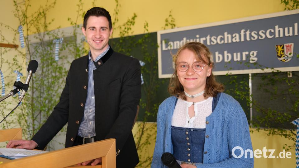 Die Abschlussbesten Helena Hauser (rechts) und Michael Bierler (links) ließen die dreisemestrige Ausbildung an der Landwirtschaftsschule Nabburg Revue passieren. Bild: Hirsch