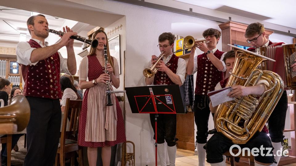 Die Kapelle &quot;In oiner Dur&quot; vom Trachtenverein Stamm überzeugte beim Bockbierfest im Brauereigasthof Sperber mit glänzender Spiellaune. Bild: Michael Sperber/exb