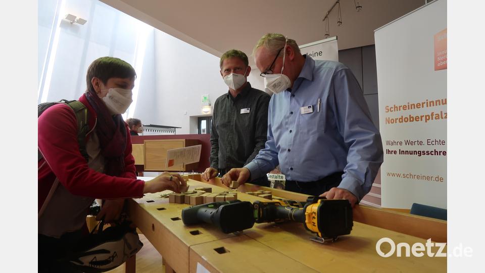 Die Besucher durften auch selbst Hand anlegen. Bild: Kunz