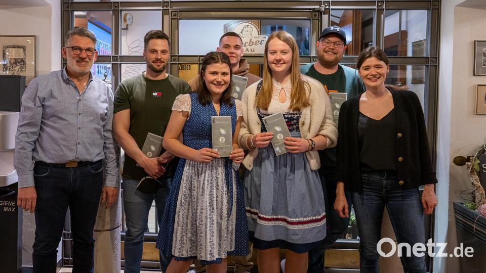 Sieger und Organisatoren beim Bockbierfest mit (von links) Thomas &quot;Jimmy&quot; Gebhardt, Martin Burkhardt, Celina Bär, Sebastian Heider, Paula Heidlinger, Thomas Weiß und Anna-Maria Sperber. Bild: Michael Sperber/exb
