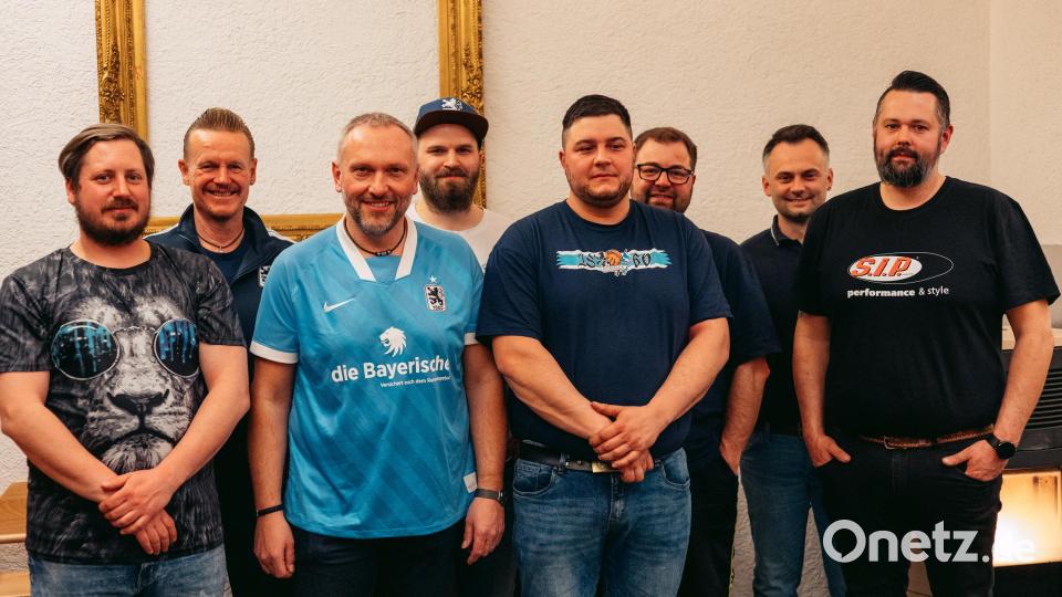Die bestätigte Führungsmannschaft der Löwenfreunde Schwarzenbach mit Florian Stefan an der Spitze Bild: rs
