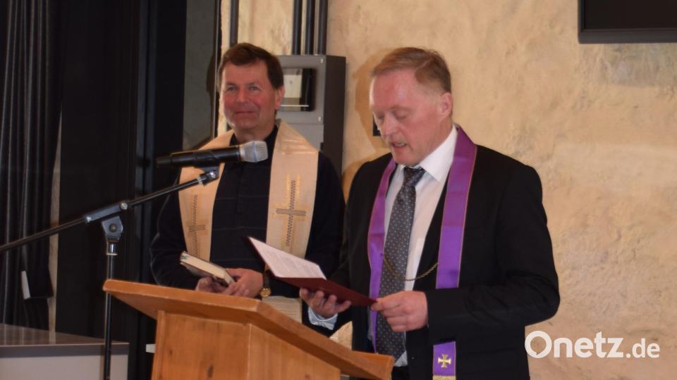 Die beiden Pfarrer Horst Kurz und Hans Zeltsperger erbaten Gottes Schutz und Segen für die Menschen, die das Gemeindezentrum künftig nutzen werden. Bild: wku