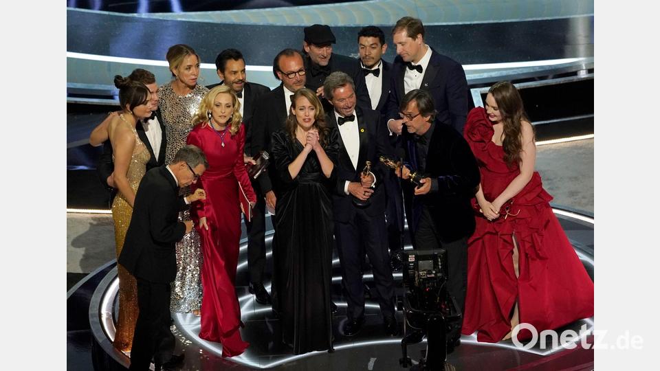 Die Darsteller und die Crew von „Coda“ nehmen den Preis für den besten Film entgegen. Bild: Chris Pizzello/Invision/AP/dpa