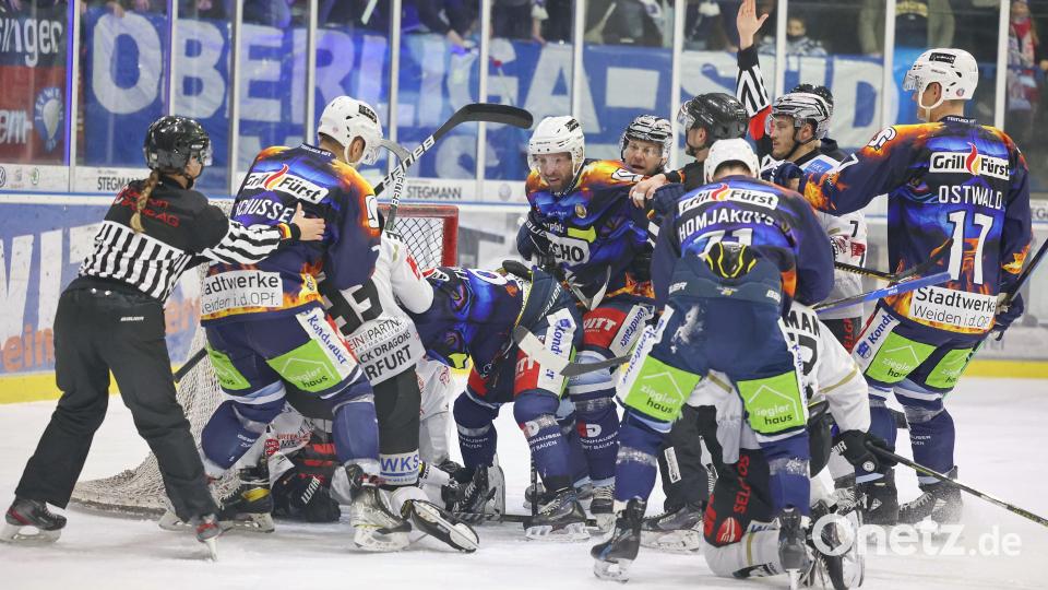 Eine ordentliche Keilerei gehört zu einem richtigen Play-off-Match auch dazu. Doch die Spieler beider Mannschaften hatten sich schnell wieder lieb. Bild: Tobias Neubert