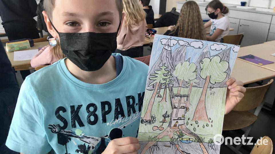 Stolz präsentieren die Fünftklässler der Franz-Xaver-von-Schönwerth-Realschule in Amberg ihre Werke. Die Bilder werden die Begleitbroschüre des Schönwerth-Märchenwegs in der Gemeinde Freudenberg schmücken. Bild: gri
