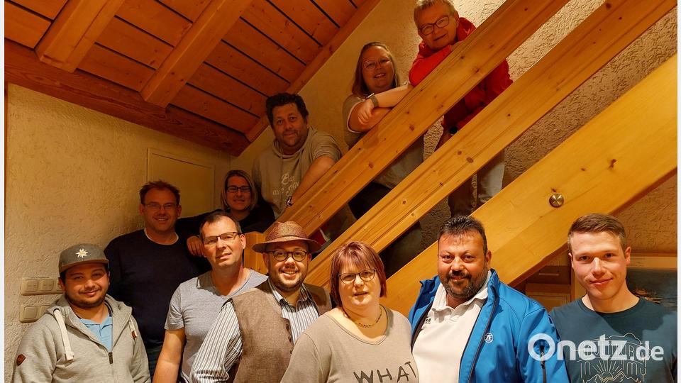 Die Schauspielgruppe des Heimat- und Volkstrachtenvereins Auerbach bereitet sich für die ersten Aufführungen nach der langen Corona-Pause vor. Bild: Heimat- und Volkstrachtenverein Auerbach/exb