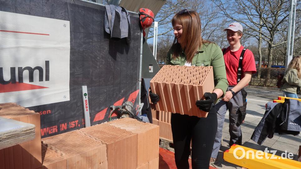 Dass junge Frauen tüchtig zupacken können, zeigt diese junge Dame am Stand einer Baufirma. Bild: Kunz