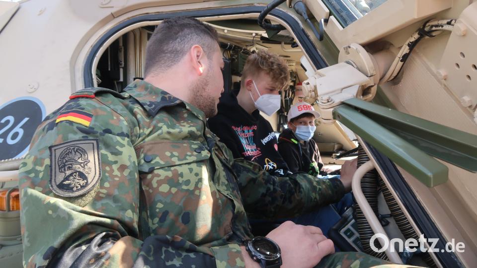 Die Bundeswehr fuhr schweres Gerät auf. Bild: Kunz