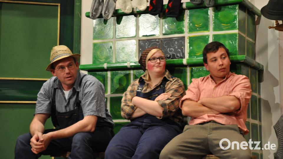 Die Schauspielgruppe des Heimat- und Volkstrachtenvereins Auerbach bereitet sich für die ersten Aufführungen nach der langen Corona-Pause vor. Bild: Heimat- und Volkstrachtenverein Auerbach/exb
