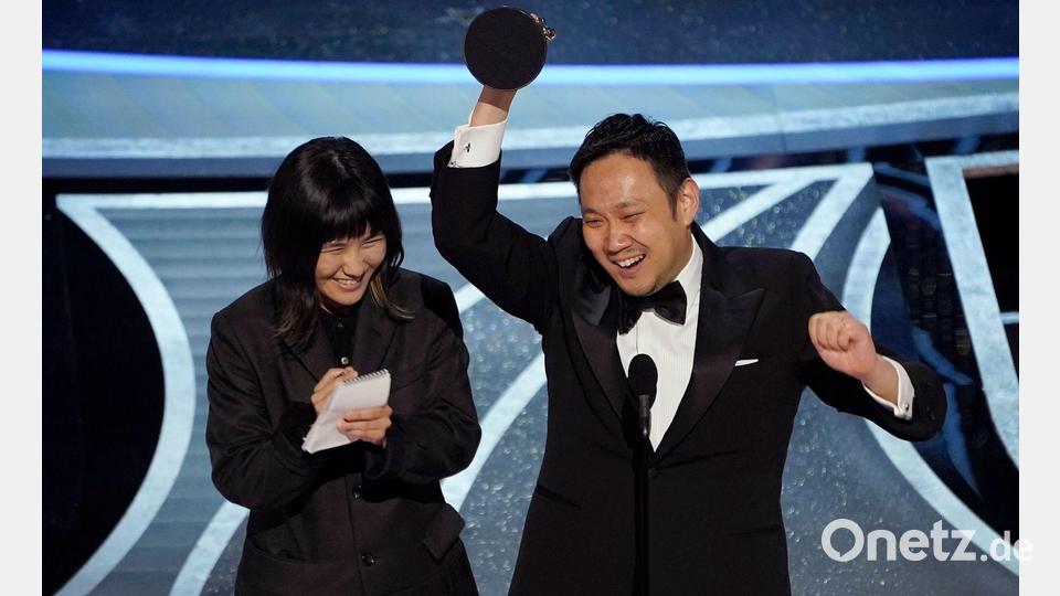 Regisseur Ryusuke Hamaguchi freut sich über den Auslands-Oscar. Bild: Chris Pizzello/Invision/AP/dpa